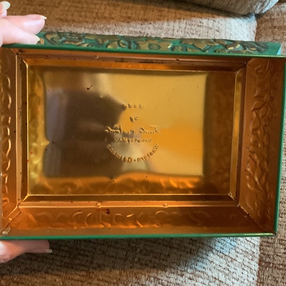Rare Western Germany embossed, painted green, gold tin w feet and removable lid - Picture 4 of 12